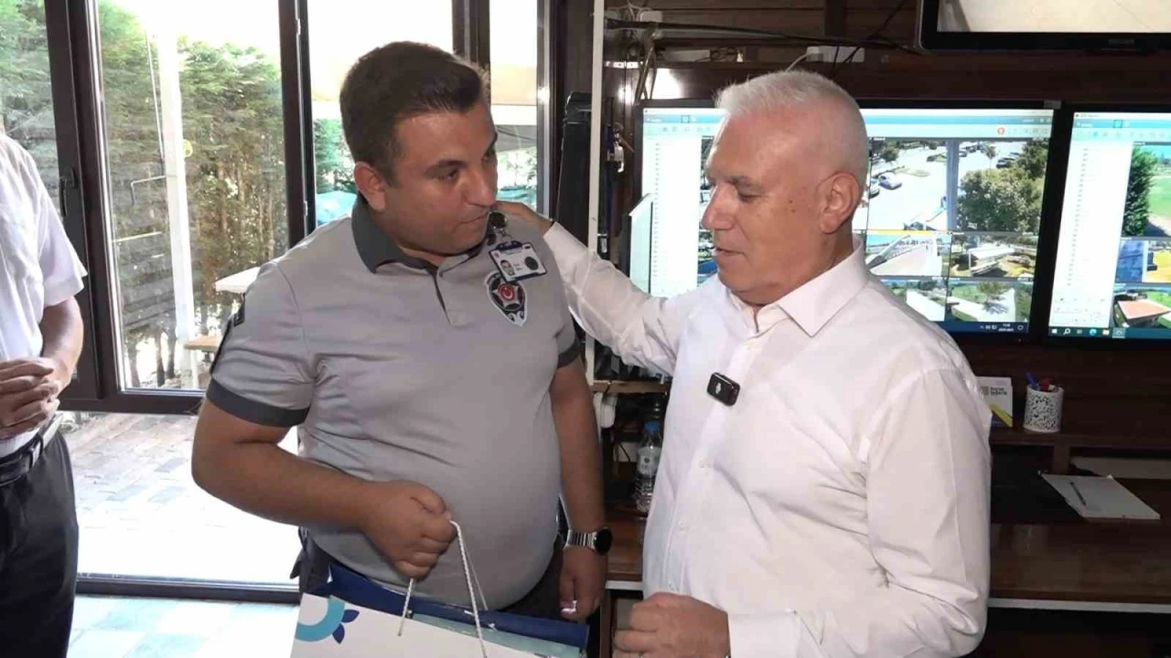 1,5 yaşındaki çocuğu ölümden kurtaran güvenlikçiye başkandan ödül
