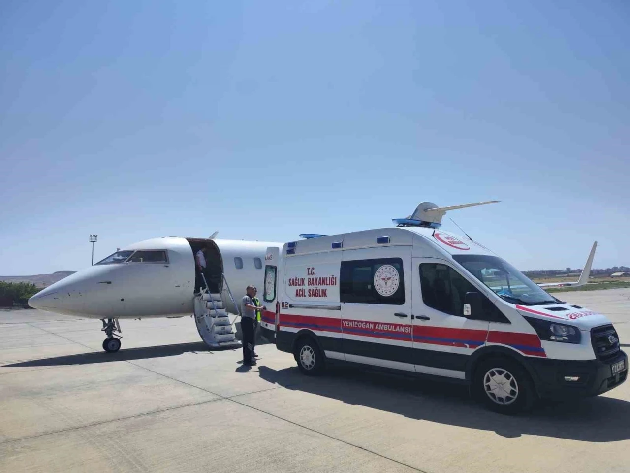 1 aylık bebek görme kaybı yaşamaması için ambulans uçakla hastaneye sevk edildi
