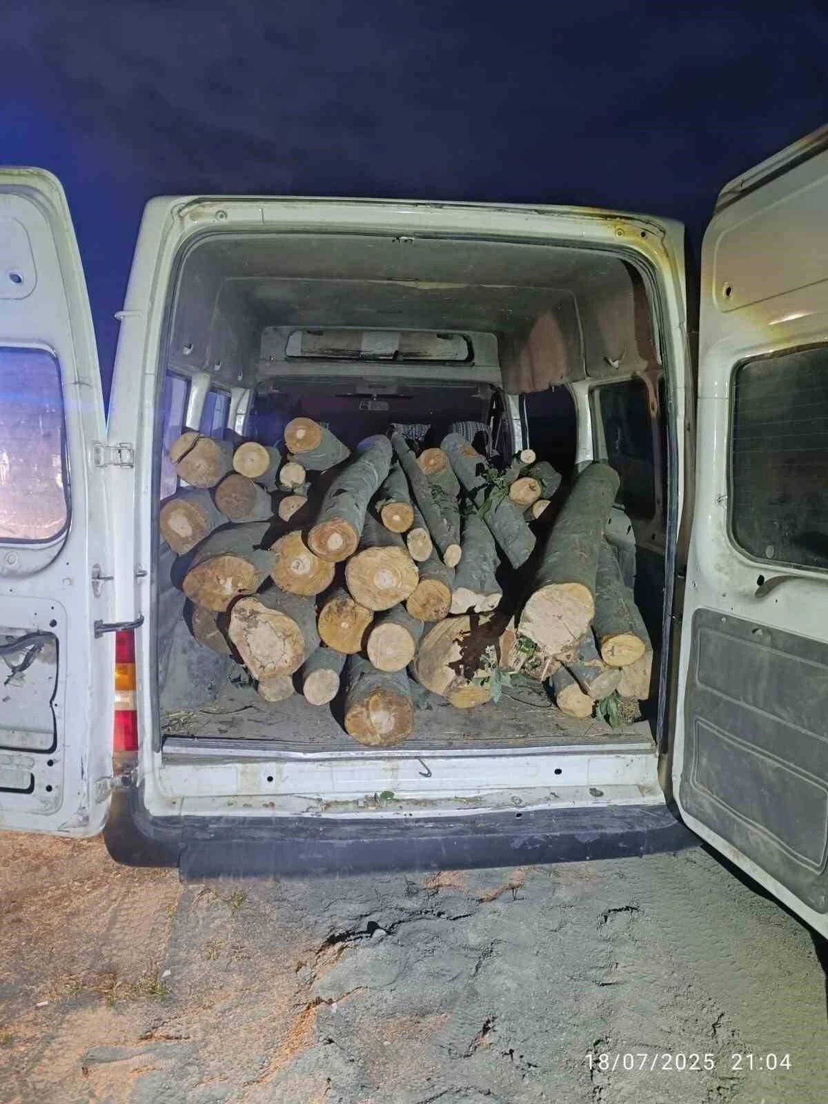1 ton kaçak orman ürünü ele geçirildi
