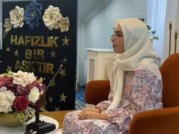 1 yılda hafız oldu, 30 c&uuml;z&uuml; bir g&uuml;nde ezberden okuyarak hatim etti

