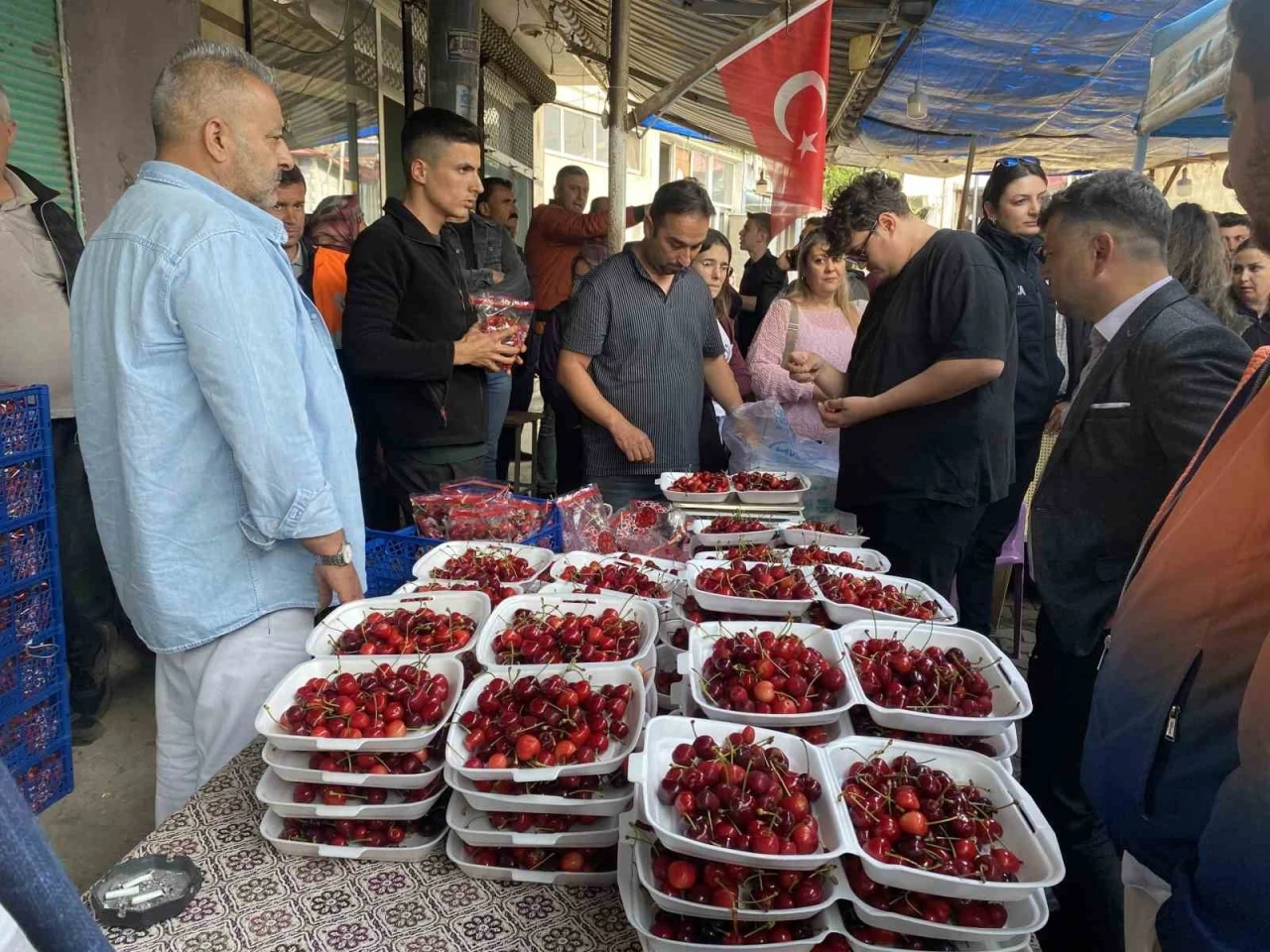 10 dakikada 2 buçuk kilo kiraz yedi, altını kazandı
