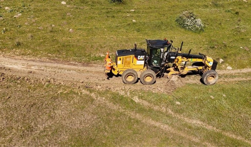 100 mahallede tarla yollarını hasada hazırladı

