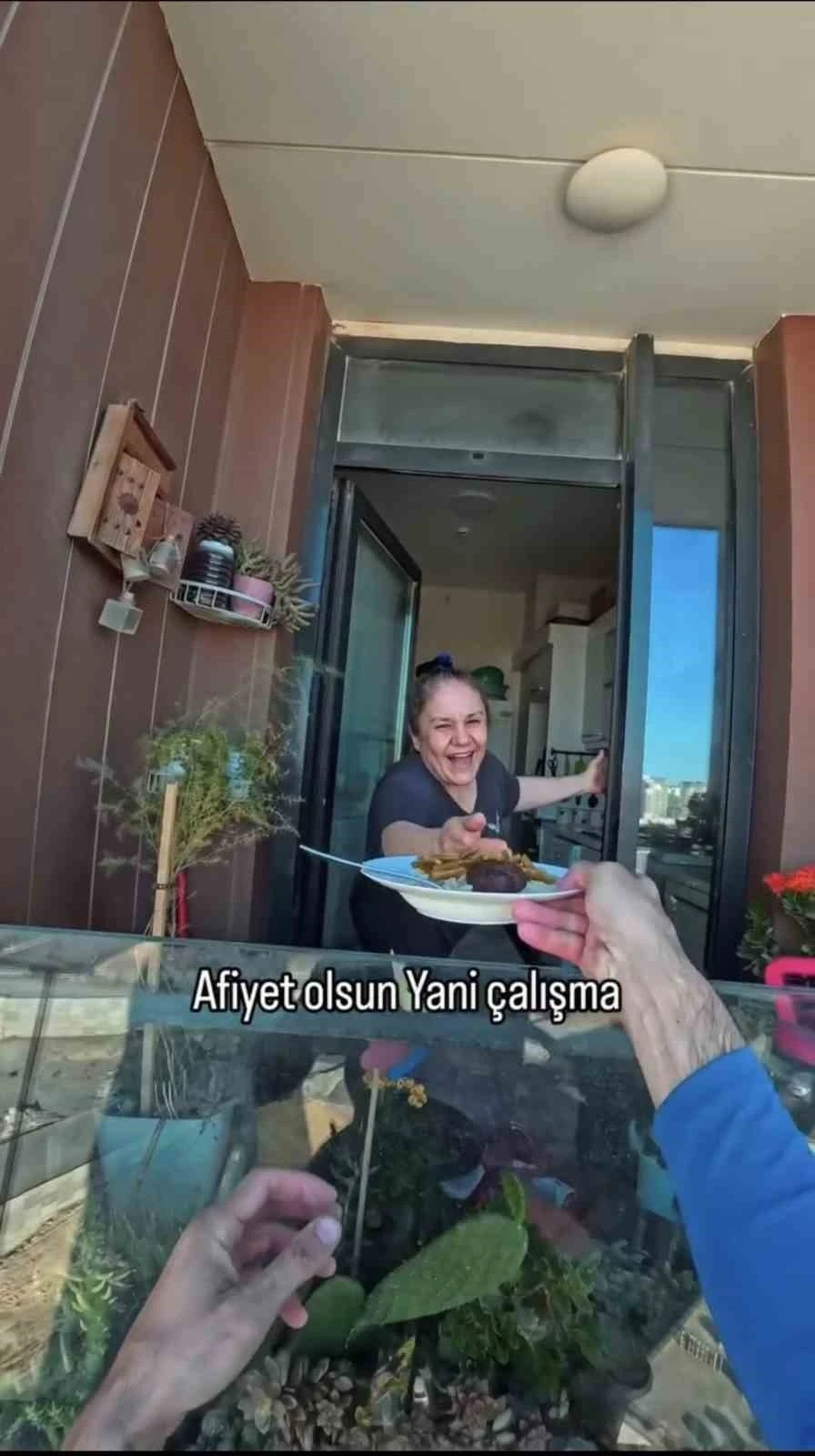 100 metre y&uuml;kseklikte g&ouml;kdelen temizliği yapanlara k&ouml;fte, patates, pilav ikramı
