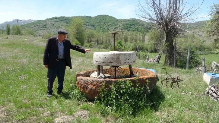 100 yıllık el değirmenleri günümüzde bahçe süsü oldu
