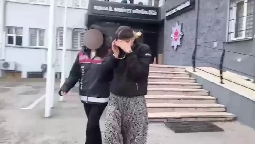 107 su&ccedil; kaydı olan kadın hırsız, polis baskınında baza altında yakalandı
