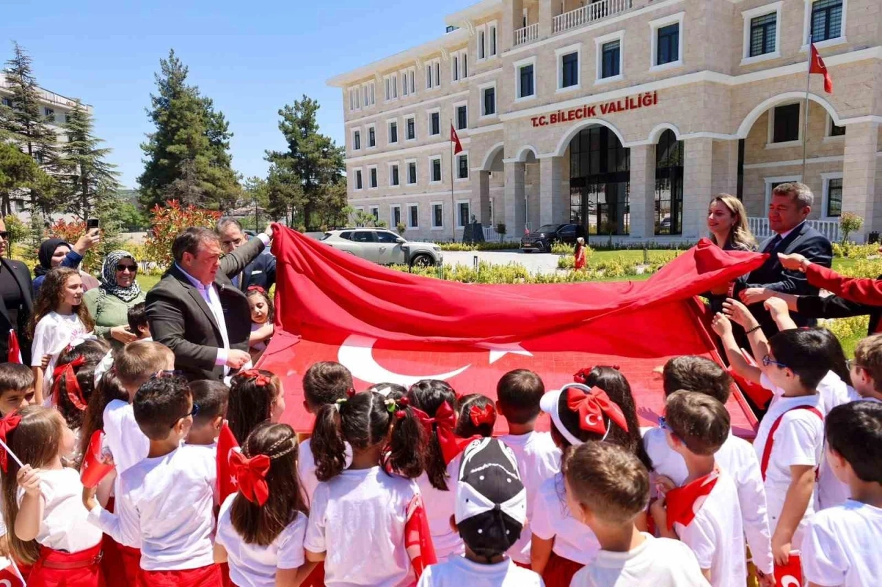 1071 &ouml;ğrencinin emeğiyle hazırlanan mozaik T&uuml;rk bayrağı a&ccedil;ıldı
