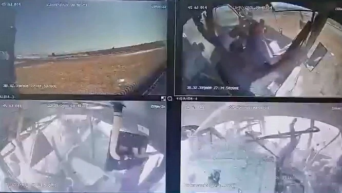 11 kişinin yaralandığı &ouml;zel halk otob&uuml;s&uuml; kazasının g&ouml;r&uuml;nt&uuml;leri ortaya &ccedil;ıktı
