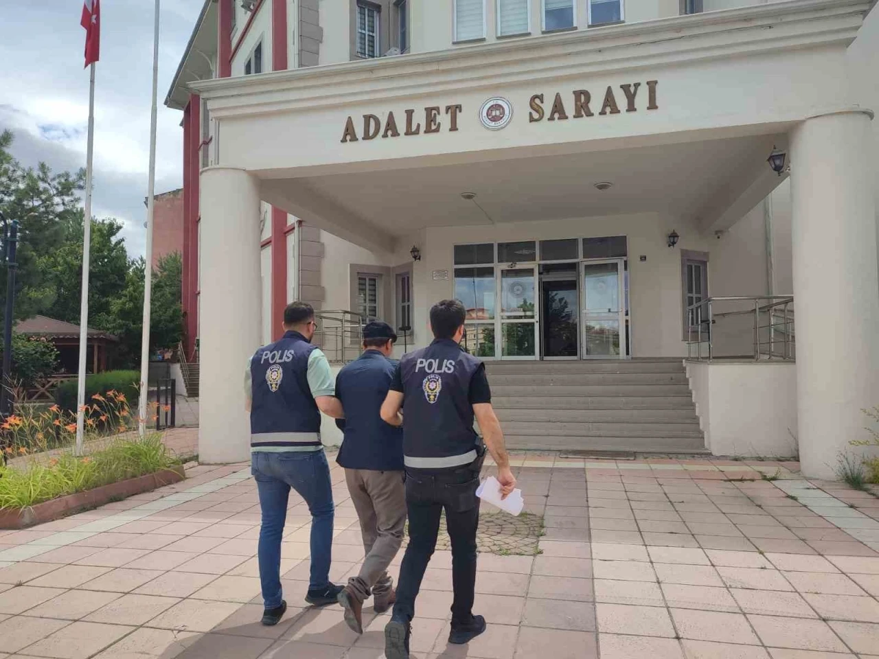11 yıl hapis cezasıyla aranan şahsı polis yakaladı
