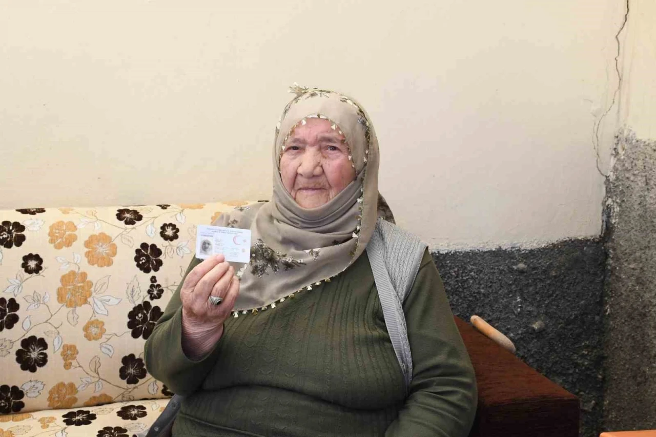 114 Yaşındaki Makbule Nineye Doğum Günü Sürprizi