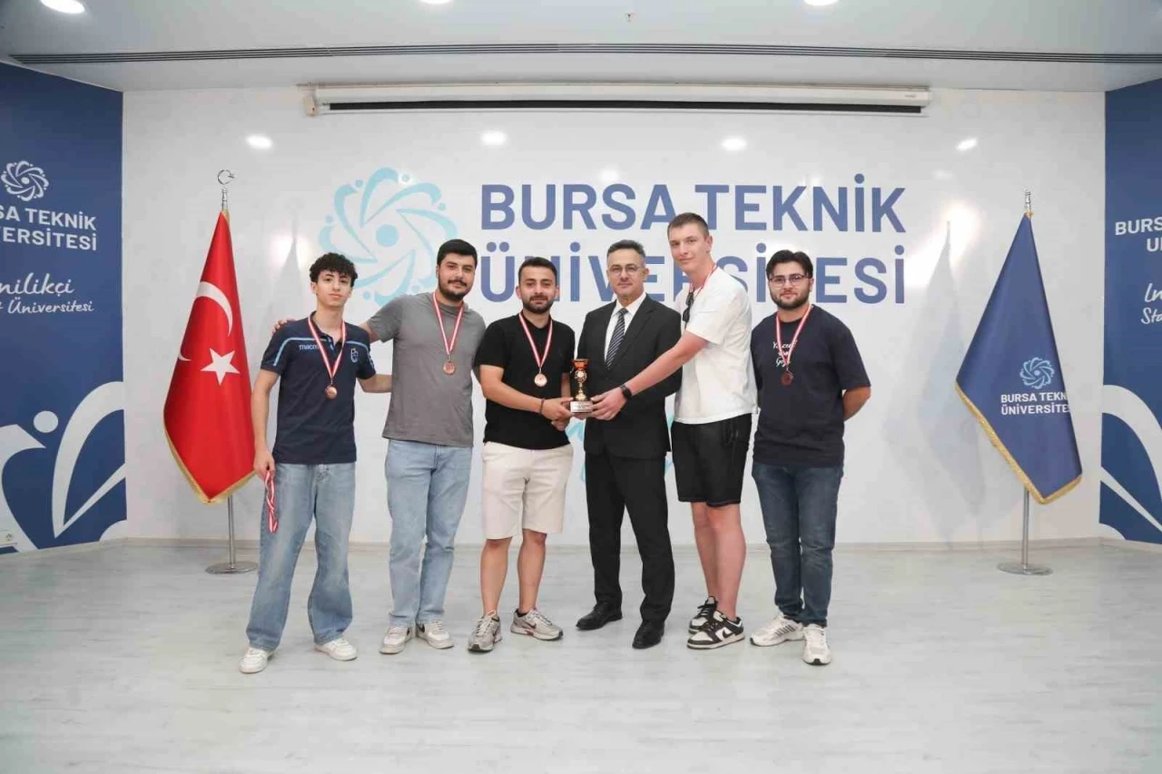 12. Rekt&ouml;rl&uuml;k ve Gen&ccedil;lik Kupası&rsquo;nda &ouml;d&uuml;ller sahiplerini buldu
