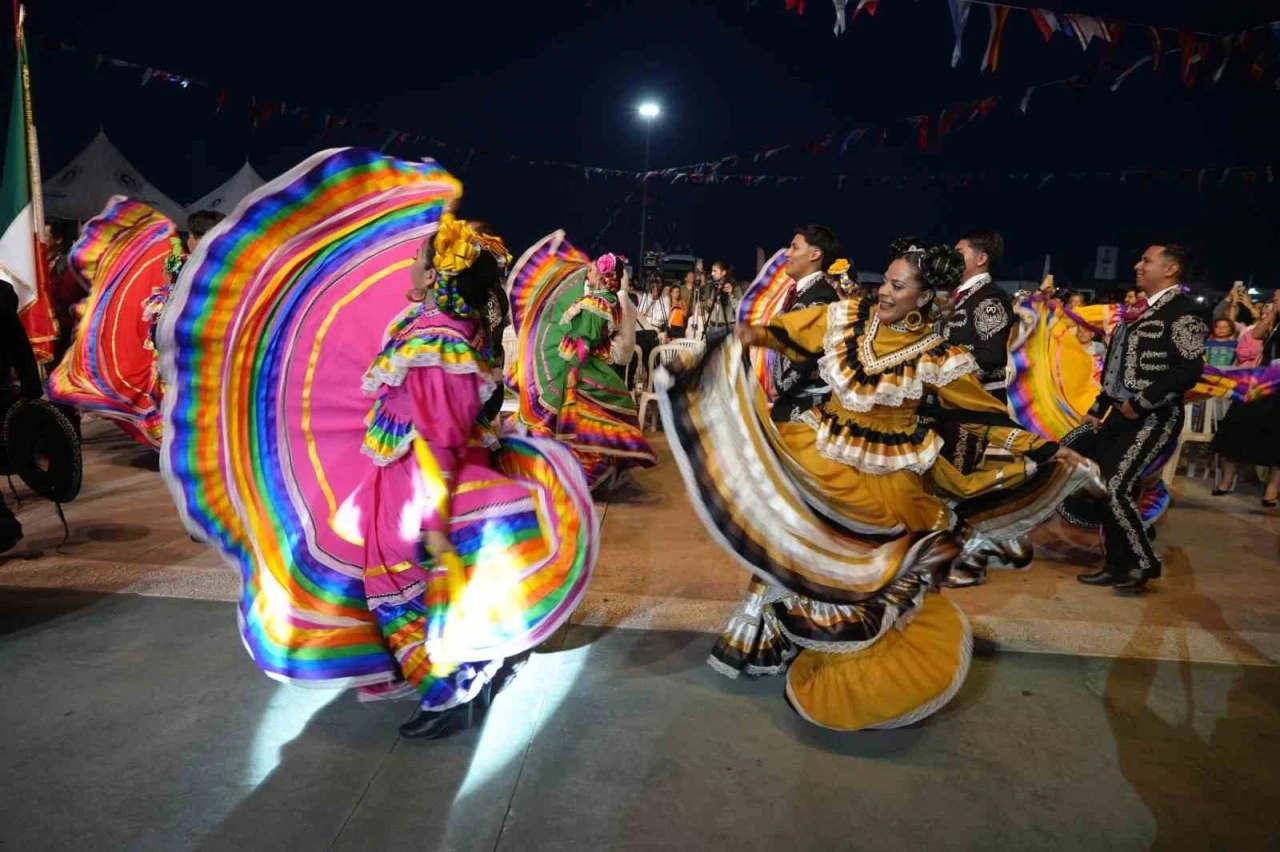 13 farklı ülkeden dansçılar gösterileri ile Samsunluları hayran bıraktı

