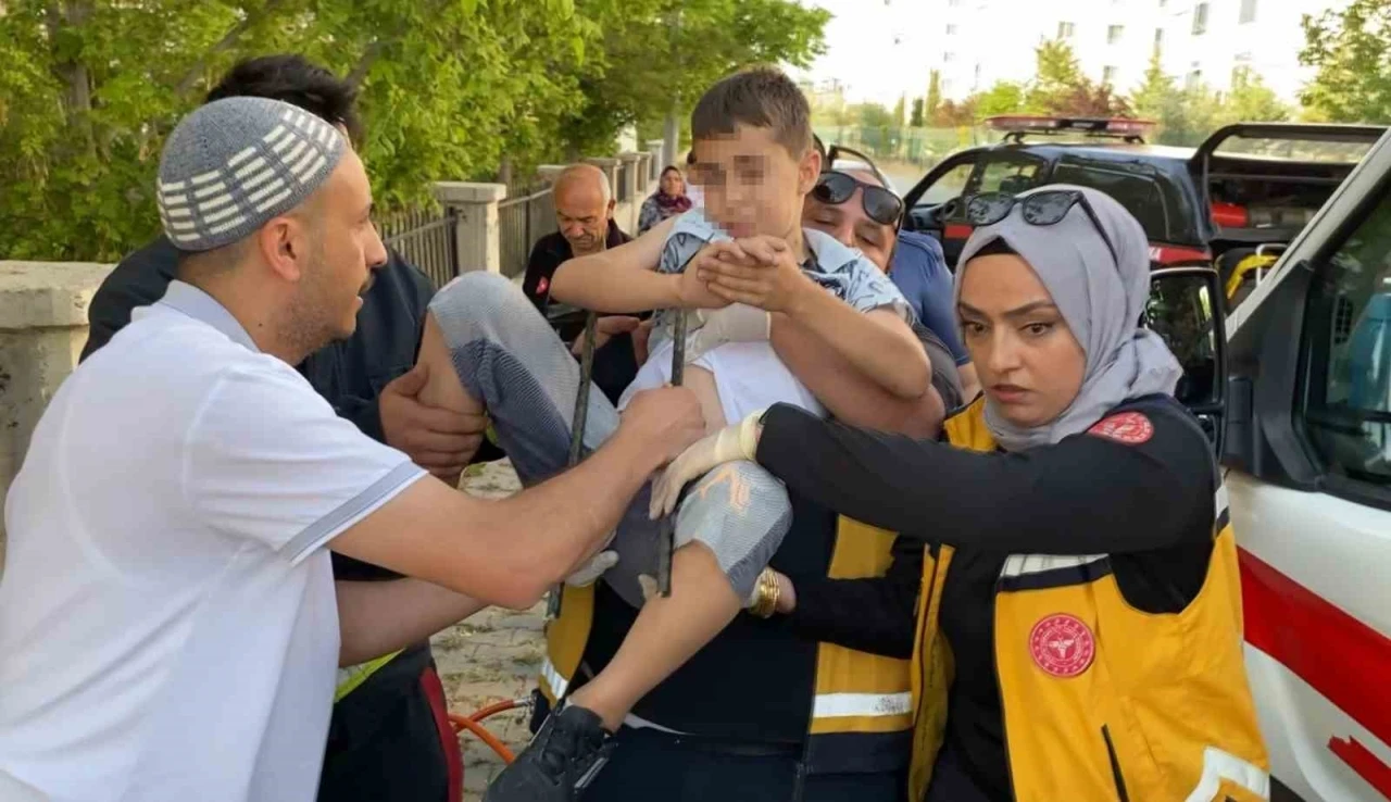 13 yaşındaki çocuk, koluna saplanan demirle hastaneye kaldırıldı
