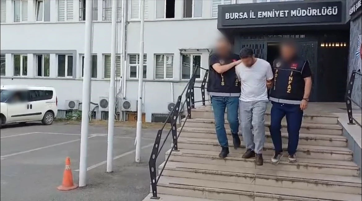 13 yıldır kırmızı b&uuml;ltenle aranan firari h&uuml;k&uuml;ml&uuml; Bursa&rsquo;da yakalandı
