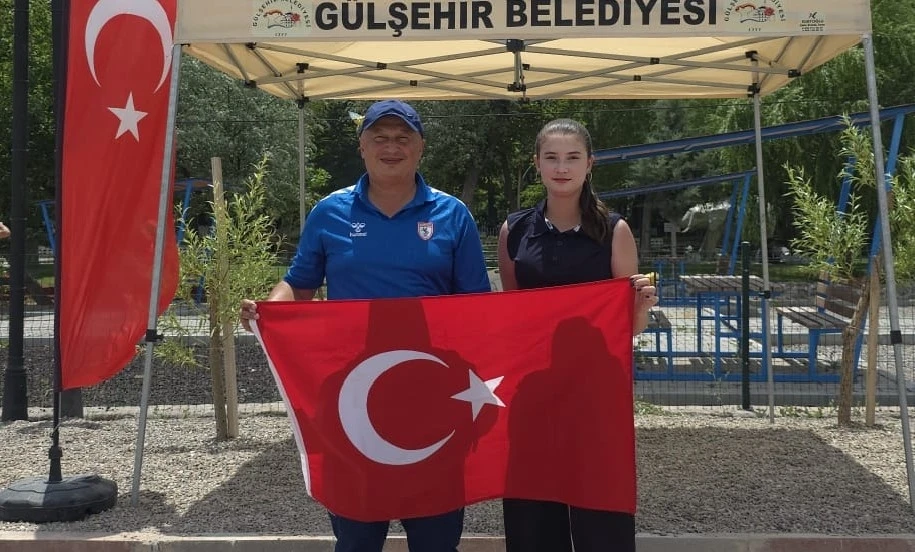 14 yaşındaki Sıla Tun&ccedil;&rsquo;tan T&uuml;rkiye rekoru
