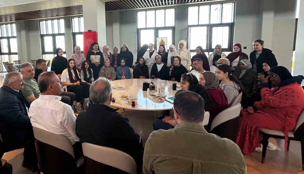15 farklı &uuml;lkeden gelen &ouml;ğrenciler, Ahlat Cumhurbaşkanlığı K&uuml;lliyesi&rsquo;nde ağırlandı
