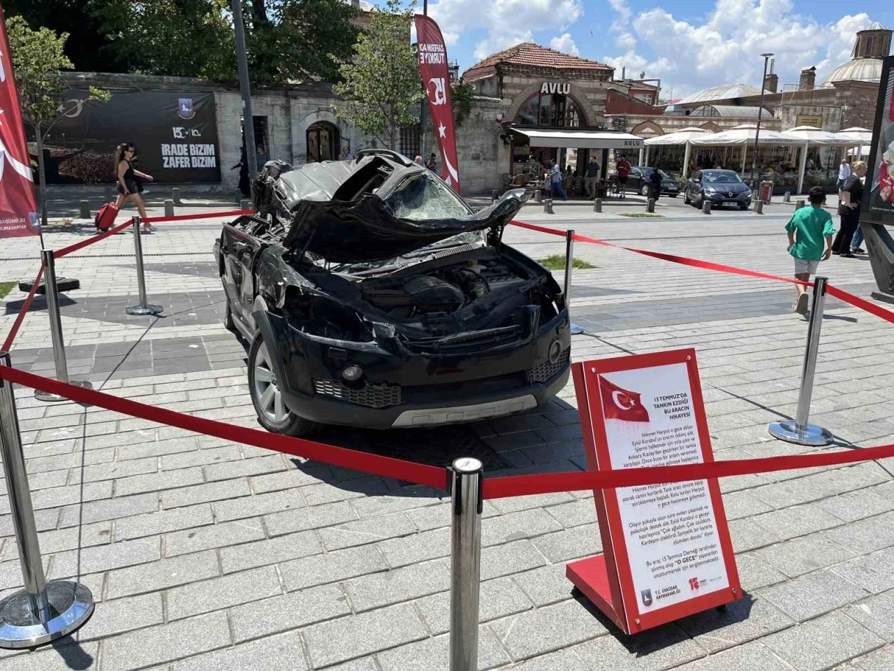 15 Temmuz&rsquo;da tankın ezdiği ara&ccedil; &Uuml;sk&uuml;dar&rsquo;da sergileniyor
