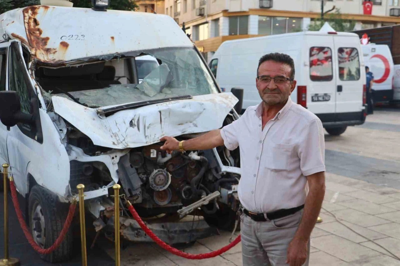 15 Temmuz darbe girişiminde hasar gören minibüs Sivas’ta sergileniyor
