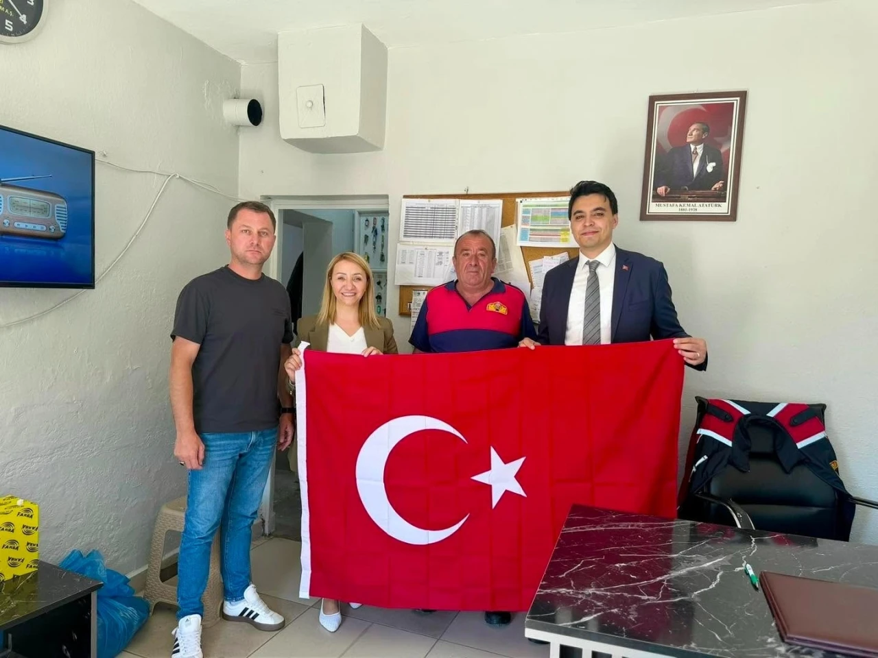15 Temmuz &ouml;ncesi esnafa T&uuml;rk bayrağı dağıtıldı
