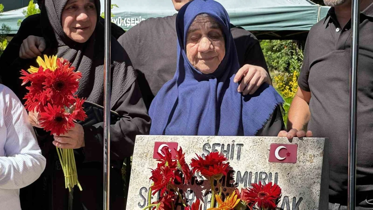 15 Temmuz şehidi, 10&rsquo;uncu yıl d&ouml;n&uuml;m&uuml;nde mezarı başında anıldı
