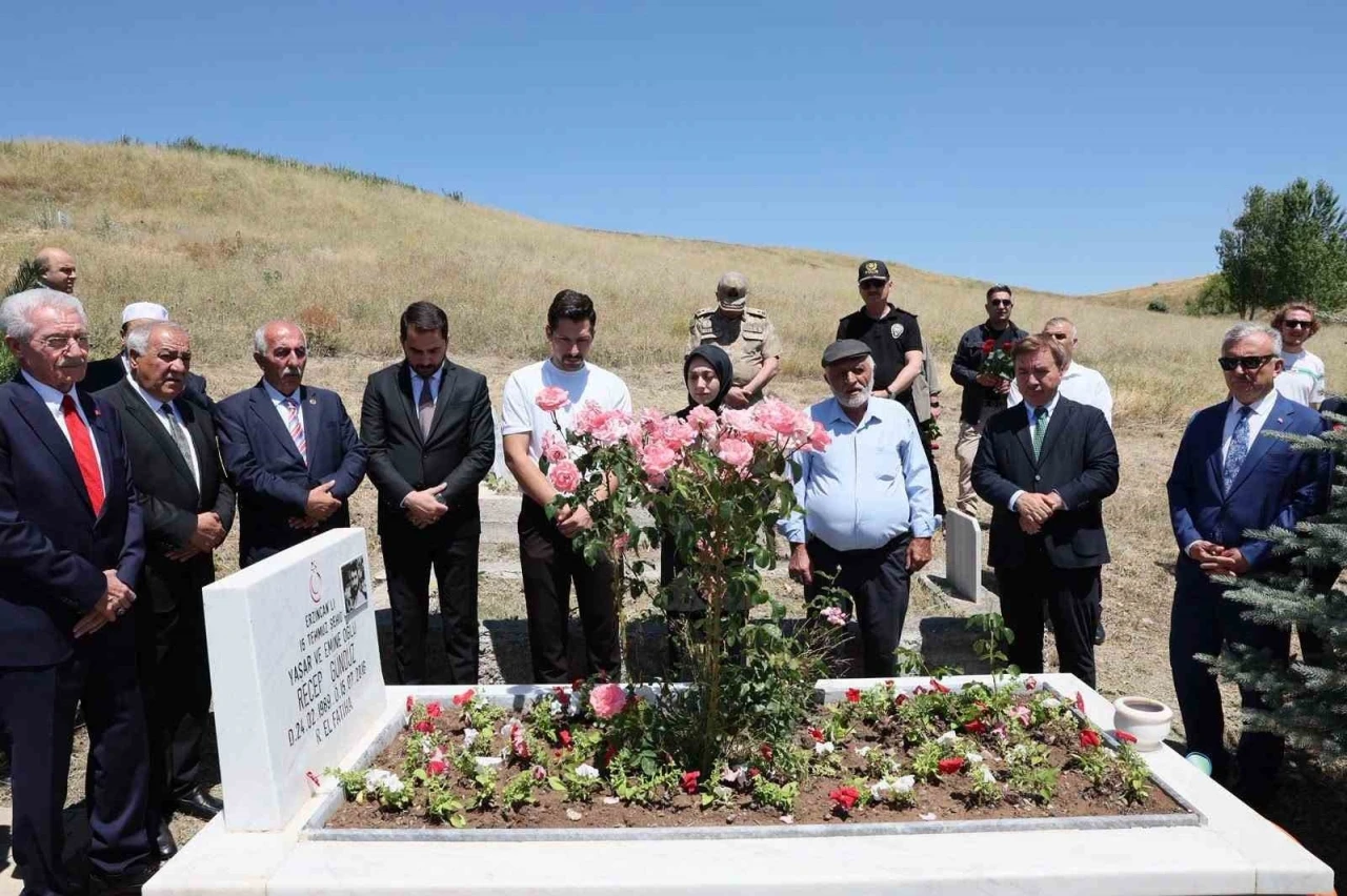 15 Temmuz şehidi G&uuml;nd&uuml;z kabri başında dualarla anıldı
