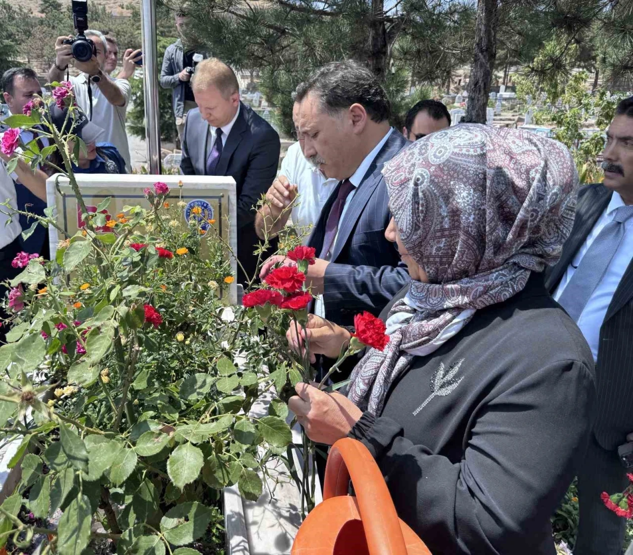 15 Temmuz şehidi K&uuml;bra Doğanay, kabri başında anıldı
