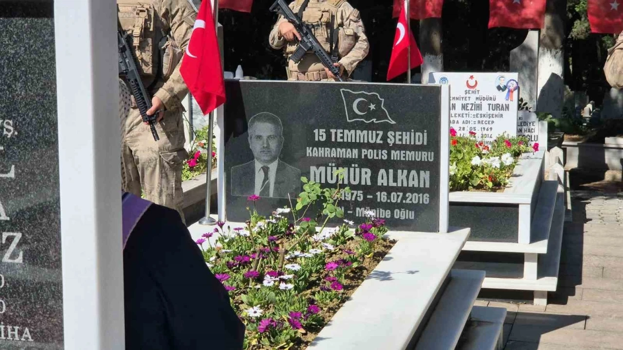 15 Temmuz şehidi M&uuml;n&uuml;r Alkan kabri başında anıldı
