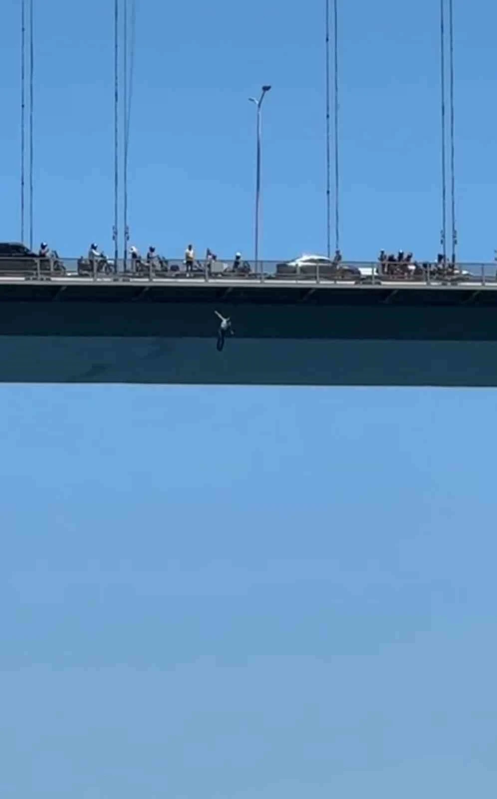 15 Temmuz Şehitler Köprüsü’nden atlayan bir kişi hayatını kaybetti
