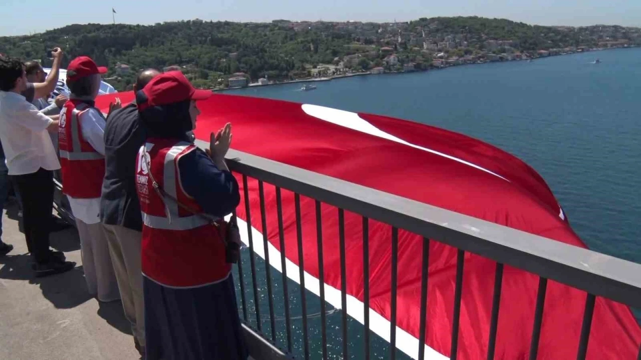 15 Temmuz&rsquo;un 10&rsquo;uncu yılında 15 Temmuz Şehitler K&ouml;pr&uuml;s&uuml;&rsquo;ne dev T&uuml;rk bayrağı asıldı
