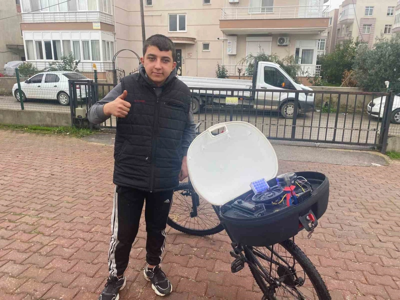 16 yaşındaki özel çocuk Bayram Efe müzik sevgisini bisikletine taşıdı
