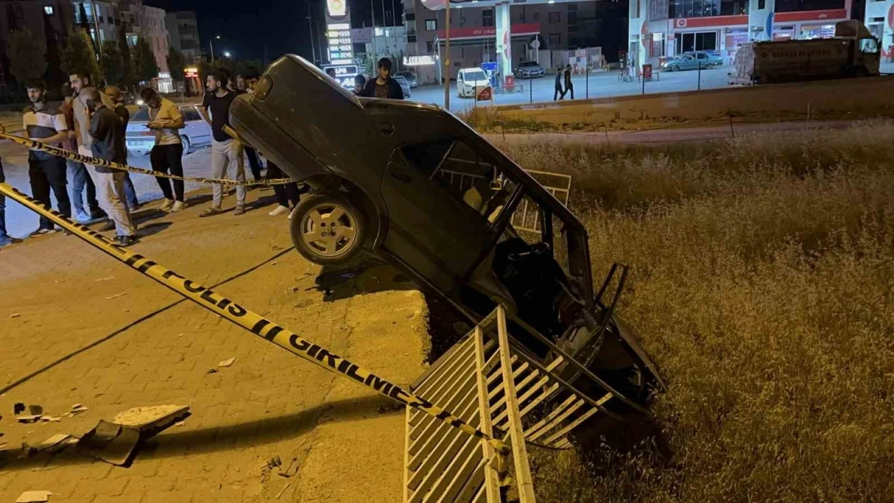 16 yaşındaki sürücü kaldırımdaki panoya çarptı
