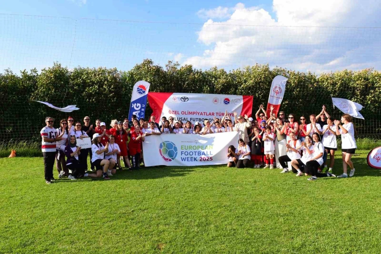 160 özel sporcu İzmir Bayındır’da yeşil sahada buluştu
