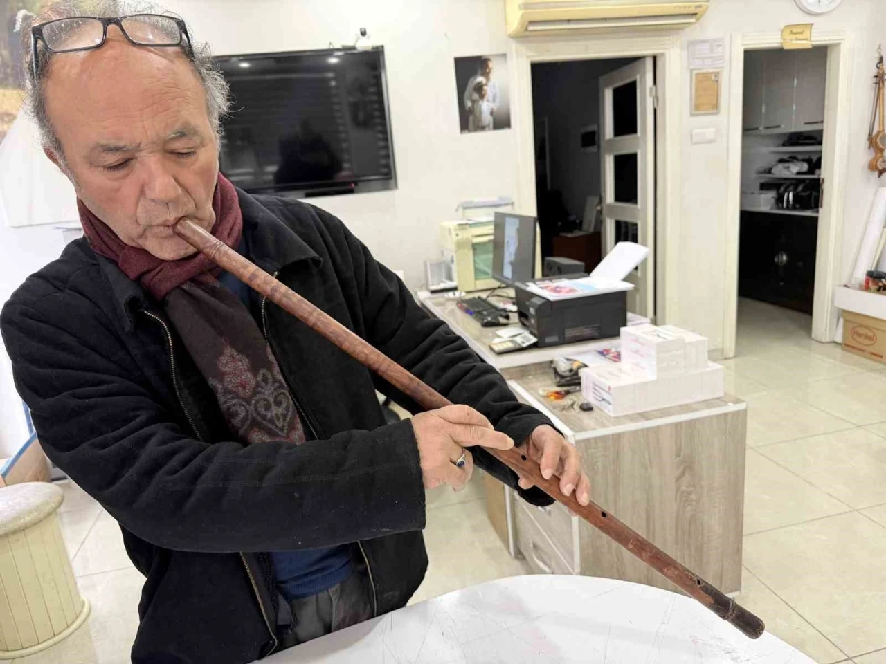 165 yıllık kavalını, hayrat &ccedil;eşmesi yapmak i&ccedil;in satışa &ccedil;ıkardı
