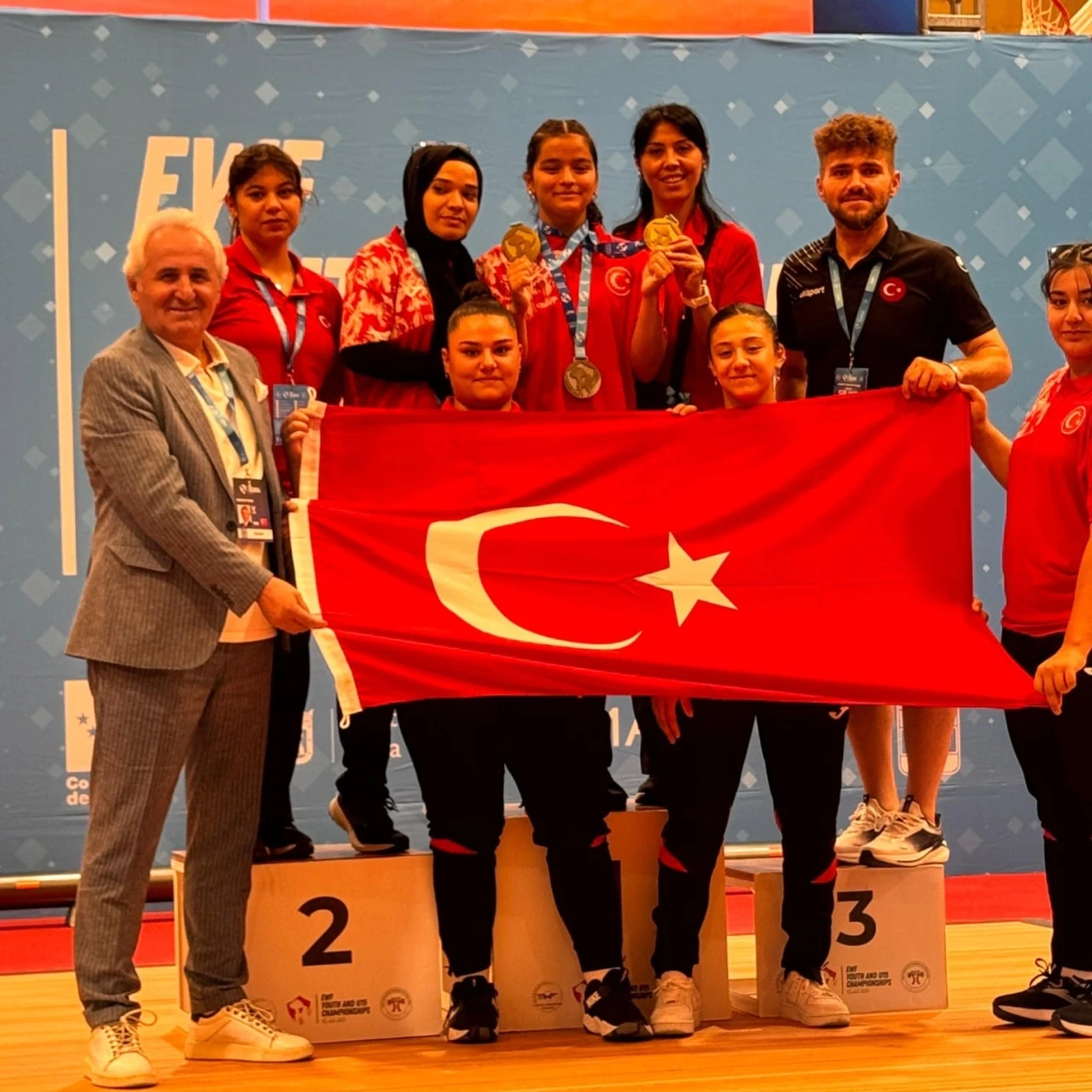 166 kilo kaldırarak Avrupa şampiyonu oldu
