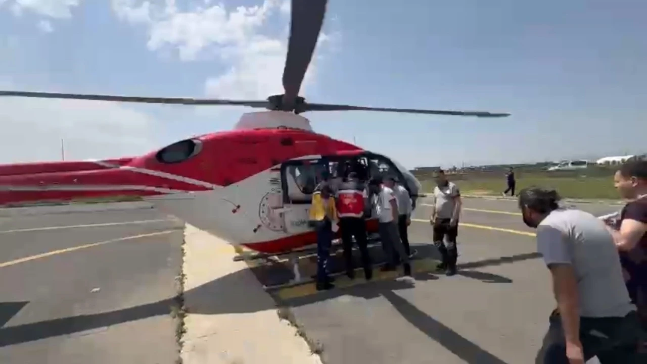 17 yaşındaki hasta helikopter ambulansla Ağrı’ya sevk edildi
