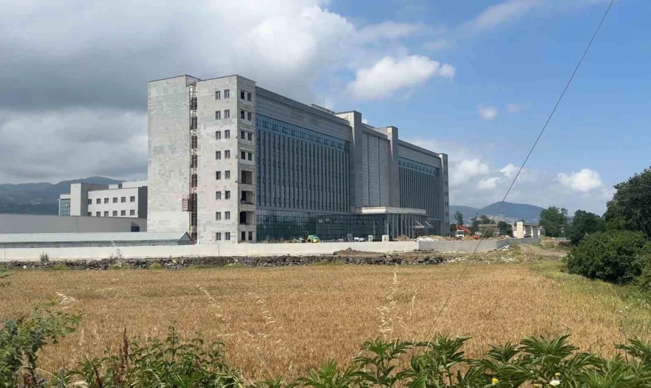 18 metre y&uuml;kseklikten d&uuml;şt&uuml;, yaralı kurtuldu
