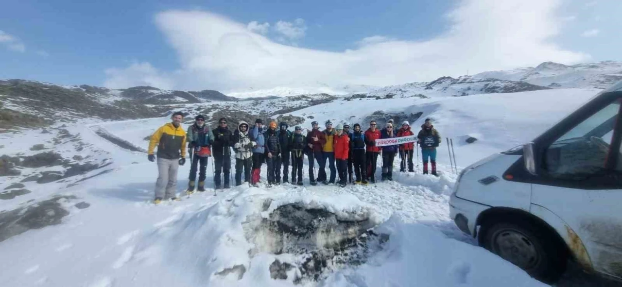19 kişilik dağcı grubu Ağrı Dağı zirve tırmanışına başladı
