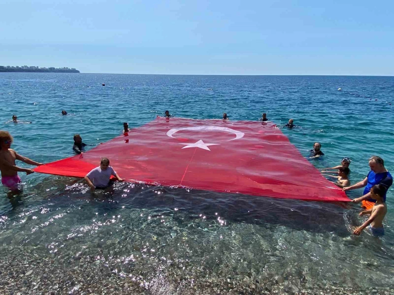 19 Mayıs’ı denizde dev Türk bayrağı açarak kutladılar
