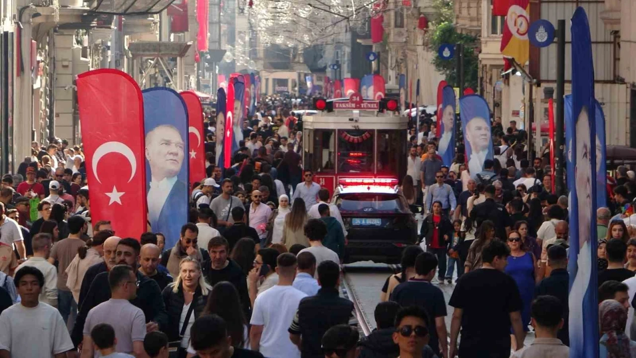 19 Mayıs’ta Taksim Meydanı ve çevresi Türk bayraklarıyla donatıldı
