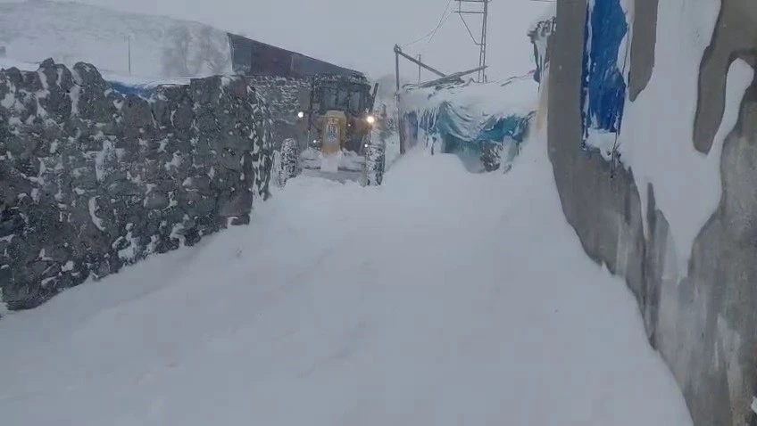 2 bin 300 rakımda zorlu karla m&uuml;cadele &ccedil;alışması
