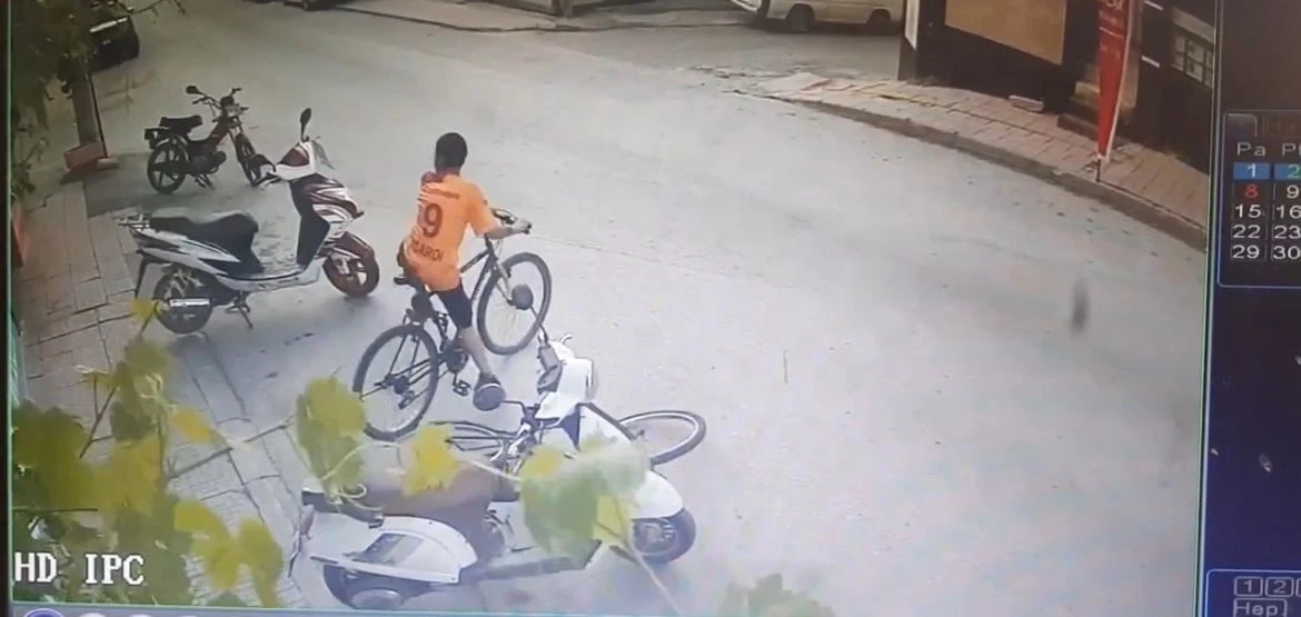 2 bisikletin 40 saniyede çalındığı anlar güvenlik kamerasında

