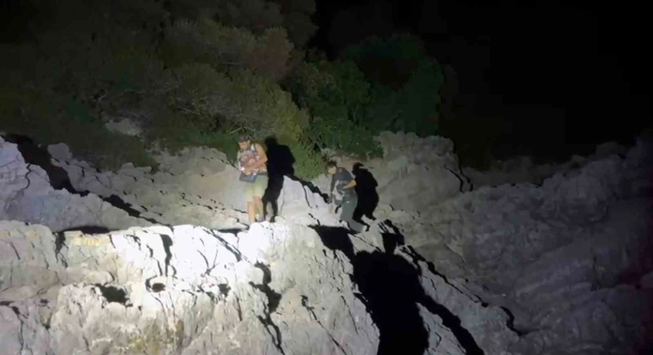 2 düzensiz göçmen karadan ulaşımın bulunmadığı bölgeye bırakıldı
