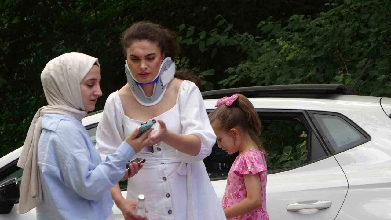 2 otomobil çarpıştı: 1’i çocuk 6 yaralı
