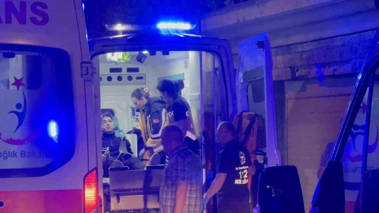 2 otomobil kafa kafa çarpıştı: 6 yaralı
