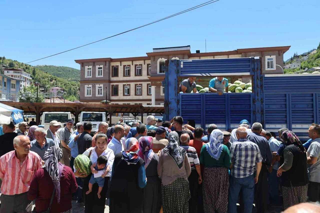 20 ton karpuz ücretsiz dağıtıldı
