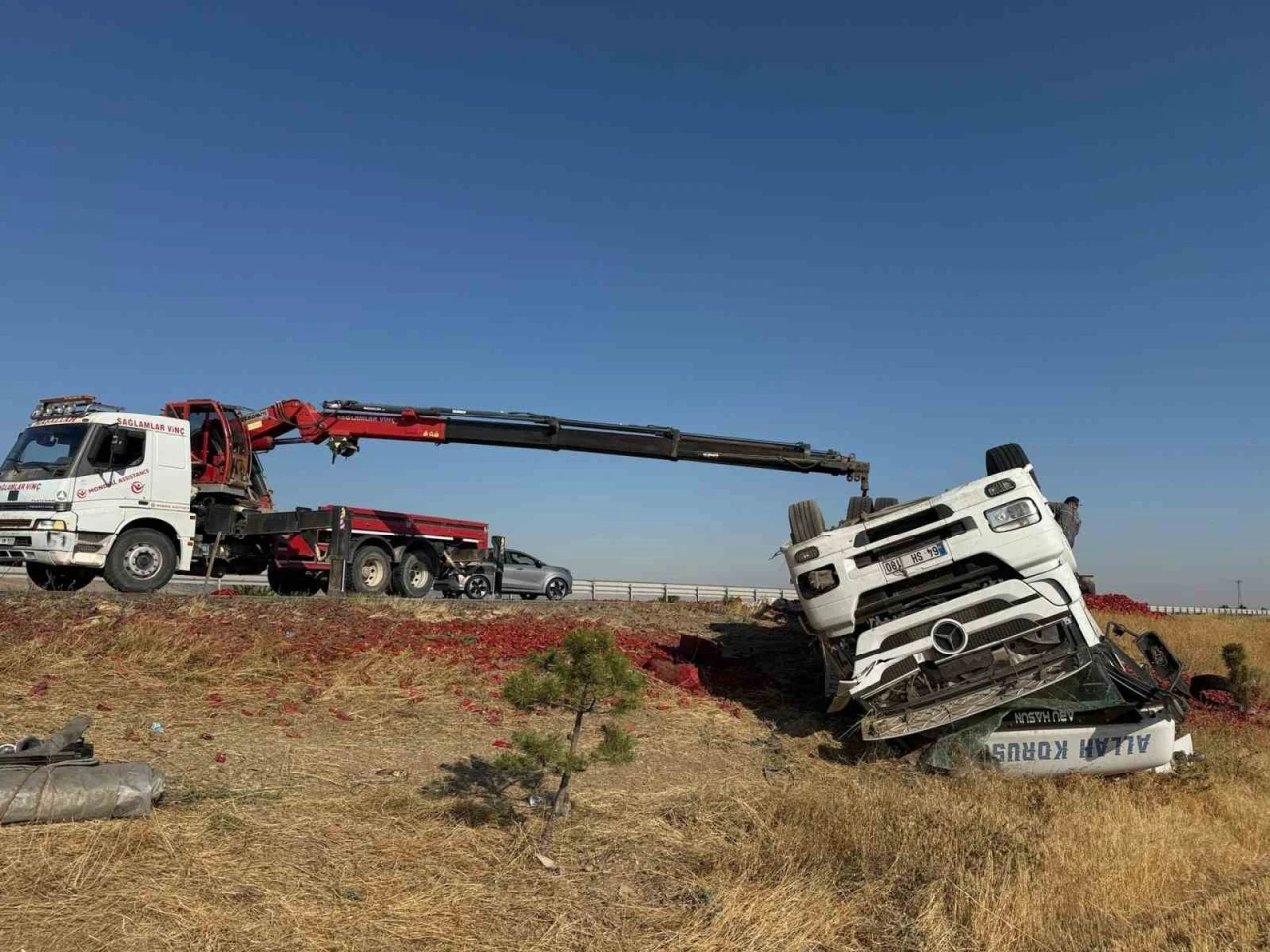 20 ton salçalık biber kazada çevreye dağılarak ziyan oldu

