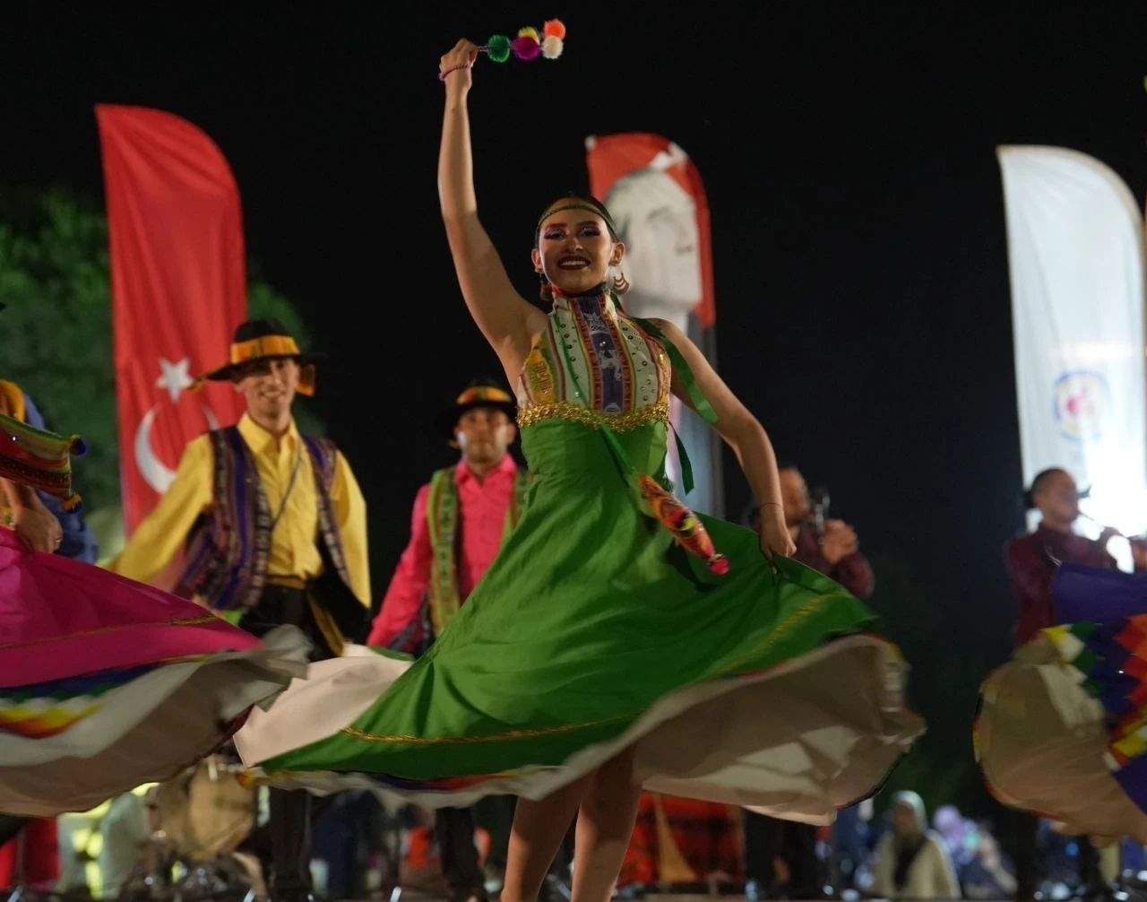 20. Uluslararası Halk Dansları Festivali&rsquo;nde coşku s&uuml;r&uuml;yor
