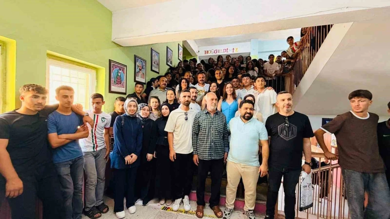 20 yıldır g&ouml;rev yaptığı okuldan alkışlar eşliğinde h&uuml;z&uuml;nle ayrıldı
