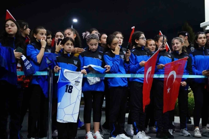 2024 Paris Olimpiyatları’na katılma hakkı kazanan Filenin Sultanları, Türkiye’ye döndü
