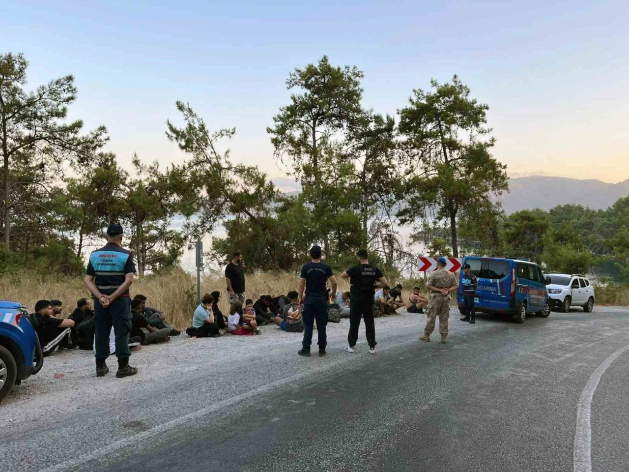 22 düzensiz göçmen ve 2 göçmen kaçakçısı yakalandı
