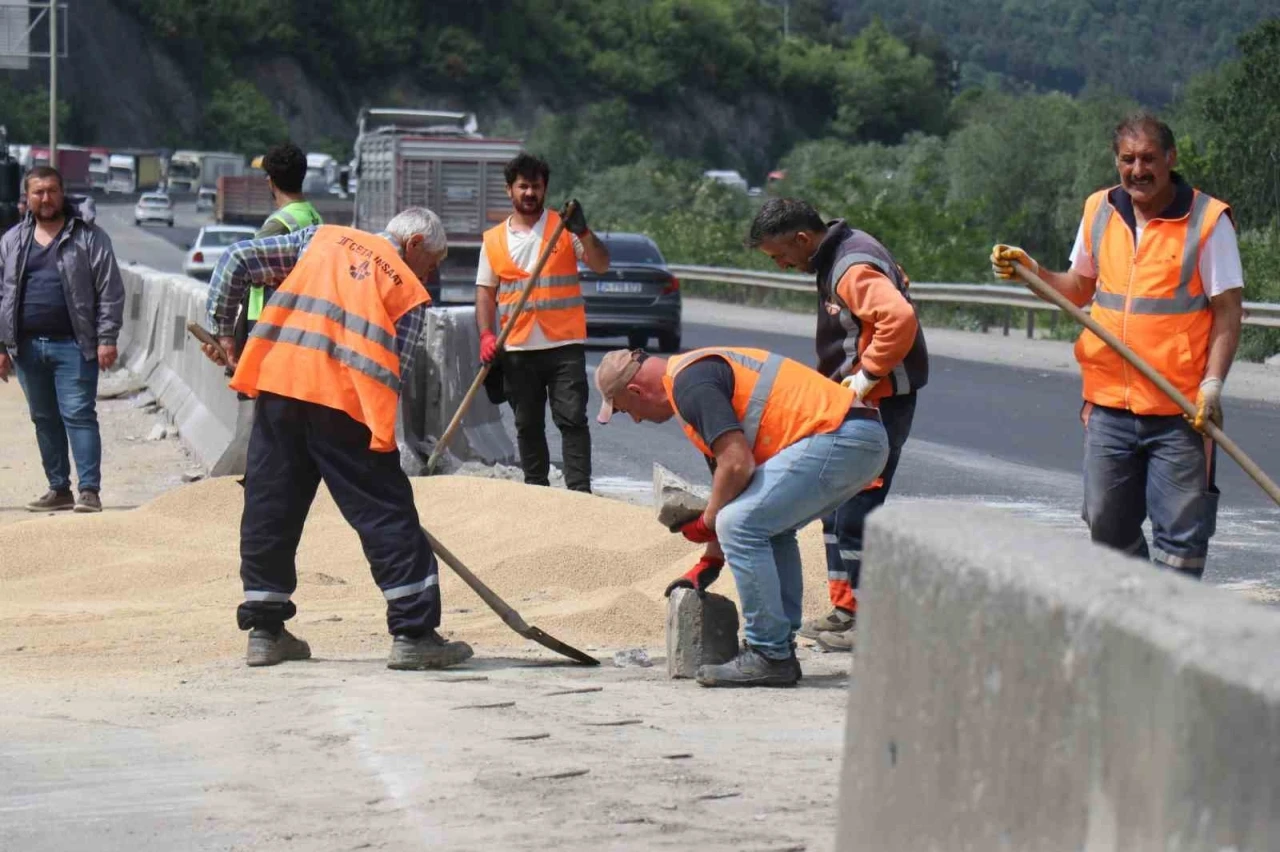 25 ton tavuk yemi D-650’ye savrulmuştu: Kapalı olan yol 2 saat sonra ulaşıma açıldı
